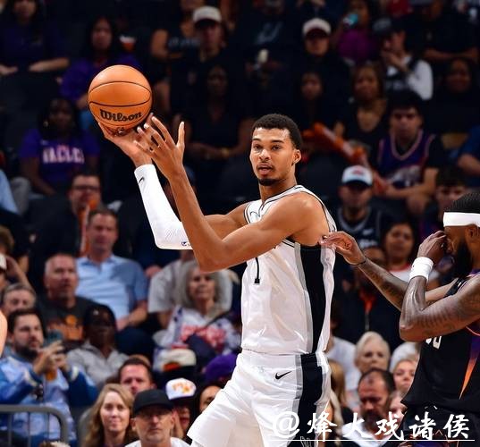 文班25+9马刺大胜爵士 布克40分太阳逆转快船