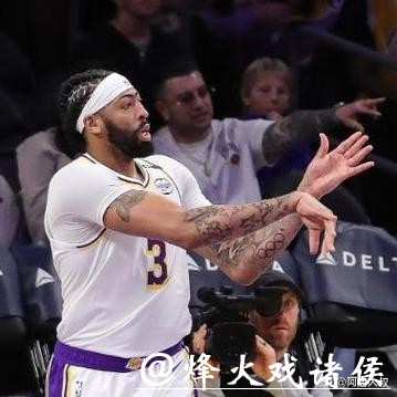 詹姆斯32+7+6福克斯31分 湖人险胜国王3连胜 詹姆斯32+7+6福克斯31分 湖人险胜国王3连胜