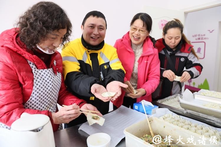 跟着阿姨妈妈学包菜肉馄饨，小哥们在小年吃上“海派家宴”